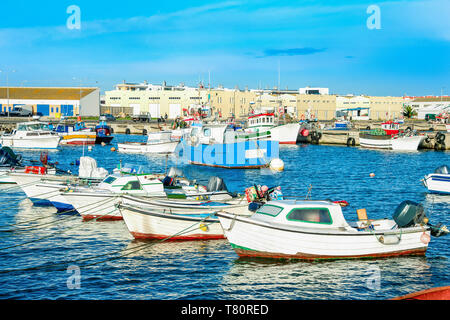 Peniche porto, barche da pesca in fila, dock in background, Portogallo Foto Stock