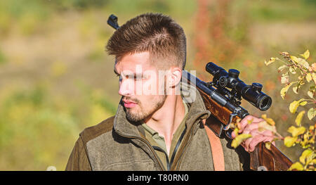 Forze armate. Il camuffamento. Uomo Barbuto hunter. Abilità di caccia e di apparecchiature di arma. Come ruotare la caccia in hobby. Uniforme militare di moda. Uomo cacciatore con fucile pistola. Boot camp. Uccisione di allenamento. Foto Stock