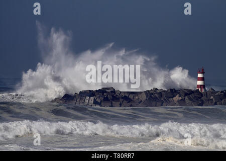 Onde tempestose splash. Povoa de Varzim e di Vila do Conde porto entrata nord del Portogallo. Foto Stock