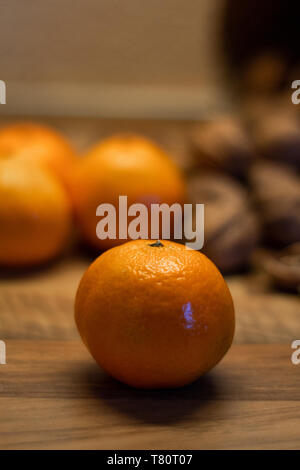 Tangerini con noci in un cestello Foto Stock