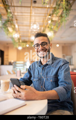 Godendo della pausa caffè Foto Stock