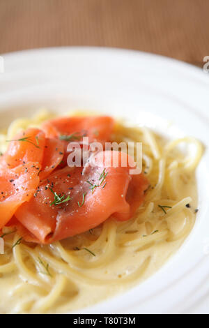 Spaghetti con salmone affumicato Foto Stock