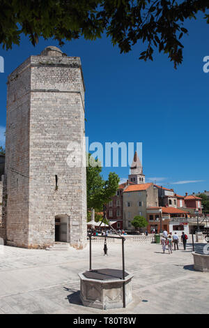 Il capitano della Torre e cinque pozzetti quadrati (Trg Pet Bunara), nella vecchia città di Zadar, Croazia Foto Stock