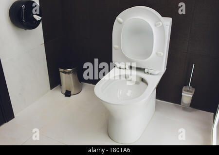 Servizi igienici che si illumina in uno standard moderno bagno Foto Stock