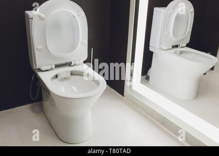 Servizi igienici che si illumina in uno standard moderno bagno Foto Stock