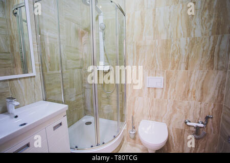 Servizi igienici che si illumina in uno standard moderno bagno Foto Stock