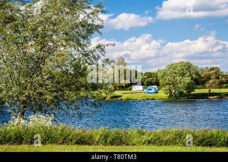 Uno dei laghi a Cotswold Water Park vicino a stoppino Cerney nel Gloucestershire. Foto Stock