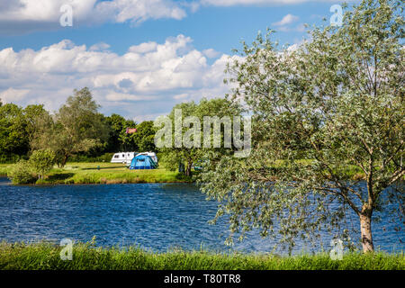 Uno dei laghi a Cotswold Water Park vicino a stoppino Cerney nel Gloucestershire. Foto Stock