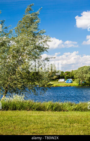 Uno dei laghi a Cotswold Water Park vicino a stoppino Cerney nel Gloucestershire. Foto Stock