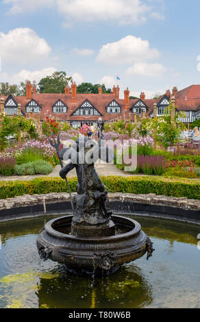 Woodhall Spa 1940s guerra mondiale2 festival weekend. Vista guardando verso Petwood hotel dalla funzione dell'acqua e dello statuto all'interno dei giardini dell'hotel. Foto Stock