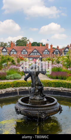 Woodhall Spa 1940s guerra mondiale2 festival weekend. Vista guardando verso Petwood hotel dalla funzione dell'acqua e dello statuto all'interno dei giardini dell'hotel. Foto Stock