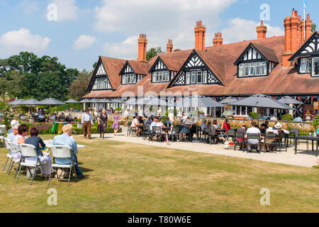 Woodhall Spa 1940s weekend. La gente seduta al di fuori di godere il caldo clima estivo, nei giardini dell'Hotel Petwood Lincolnshire, Luglio 2018 Foto Stock