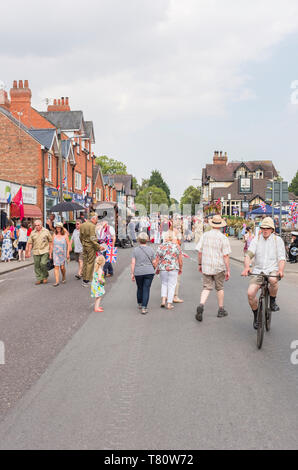 Woodhall Spa 1940s seconda guerra mondiale rievocazione weekend. Una folla di gente che godendo il tempo in estate e il festival weekend. Foto Stock