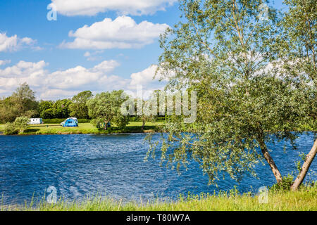 Uno dei laghi a Cotswold Water Park vicino a stoppino Cerney nel Gloucestershire. Foto Stock