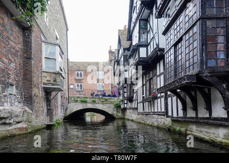 La vecchia casa di tessitori e il Eastbridge Ospedale di San Tommaso martire costruita al di sopra del Grande Fiume Stour in Canterbury Foto Stock