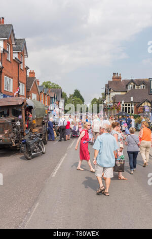 Woodhall Spa 1940s seconda guerra mondiale rievocazione weekend. Una folla di gente che godendo il tempo in estate e il festival weekend. Foto Stock