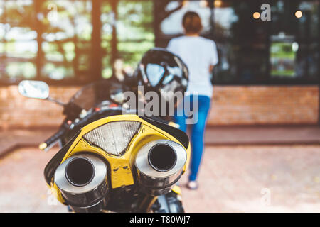 Una moto sportiva parcheggiata di fronte un coffee shop Foto Stock