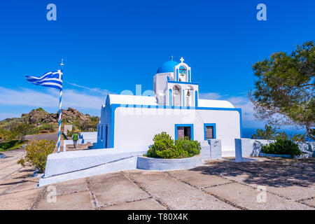 Imbiancati tradizionale chiesa greca con cupola blu sulla collina vicino a Oia - Santorini, Grecia Foto Stock