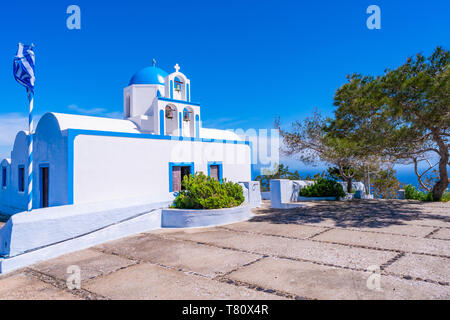 Imbiancati tradizionale chiesa greca con cupola blu sulla collina vicino a Oia - Santorini, Grecia Foto Stock