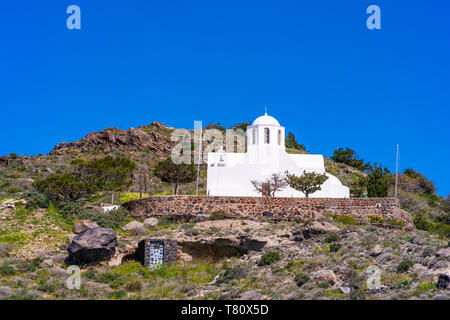 Un tradizionale imbiancato chiesa greca su una collina sulla isola di Santorini, Grecia Foto Stock