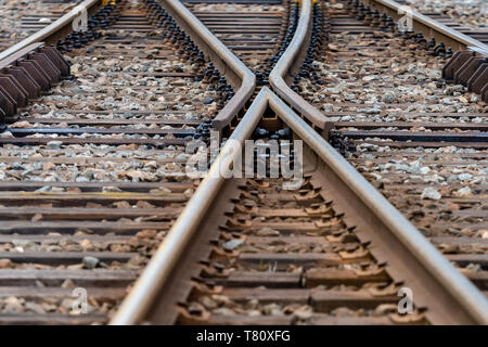 Più il binario ferroviario switches , foto simbolico per la decisione, la separazione e la qualità di leadership. - Immagine Foto Stock