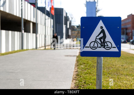 Informativa cartello stradale sulla città percorsi bike - immagine Foto Stock