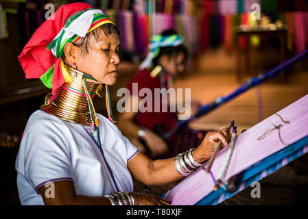 Collo lungo la donna da tribù Padaung la tessitura al Lago Inle, Stato Shan, Myanmar (Birmania), Asia Foto Stock