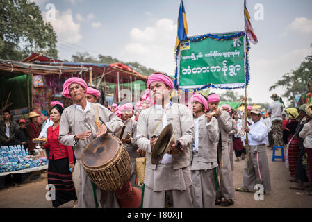 Grotta di Pindaya Festival, Pindaya, Stato Shan, Myanmar (Birmania), Asia Foto Stock