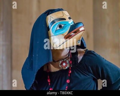 Danzatori nativi nei tradizionali Haida dancing regalia, Old Masset, Haida Gwaii, British Columbia, Canada, America del Nord Foto Stock