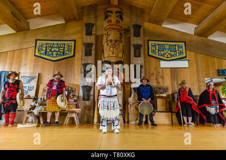 Danzatori nativi nei tradizionali Haida dancing regalia, Old Masset, Haida Gwaii, British Columbia, Canada, America del Nord Foto Stock