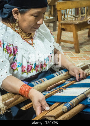 Donna indigena tessitura con dorsalino telaio, Quito, Ecuador, Sud America Foto Stock