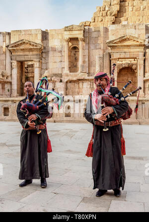 Giordana soldati dell esercito la riproduzione di cornamusa, Sud Theatre, Jerash Jerash, Governatorato, Giordania, Medio Oriente Foto Stock