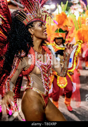 Samba danzatrice presso la sfilata di carnevale a Rio de Janeiro, Brasile, Sud America Foto Stock