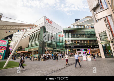 Gli amanti dello shopping al Centro Commerciale Westfield, Stratford, Londra, Inghilterra, Regno Unito, Europa Foto Stock