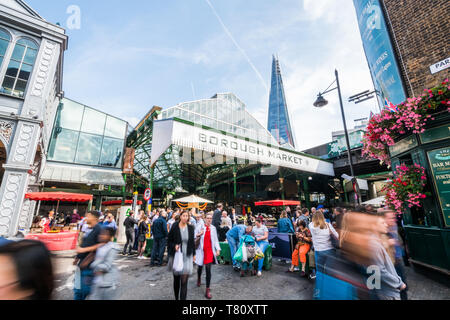 Borough Market movimentata con gli acquirenti, Southwark, Londra London Bridge, London, England, Regno Unito, Europa Foto Stock