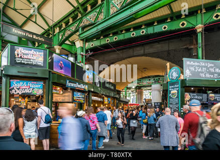 Borough Market è movimentata con gli acquirenti, Southwark, Londra London Bridge, London, England, Regno Unito, Europa Foto Stock