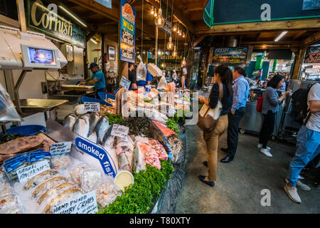 Borough Market movimentata con gli acquirenti, Southwark, Londra London Bridge, London, England, Regno Unito, Europa Foto Stock