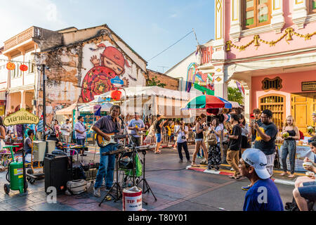 Un interprete presso la famosa strada pedonale del mercato notturno in Phuket citta vecchia, Phuket, Thailandia, Sud-est asiatico, in Asia Foto Stock