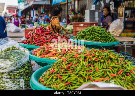 Una bancarella vendendo chilis alla 24 ora fresca locale mercato alimentare nella città di Phuket, Phuket, Thailandia, Sud-est asiatico, in Asia Foto Stock