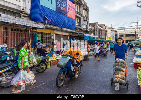 Una scena di mercato alla 24 ora fresca locale mercato alimentare nella città di Phuket, Phuket, Thailandia, Sud-est asiatico, in Asia Foto Stock