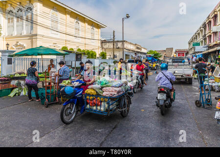 Una scena di mercato alla 24 ora fresca locale mercato alimentare nella città di Phuket, Phuket, Thailandia, Sud-est asiatico, in Asia Foto Stock