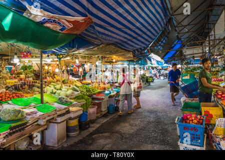 Le bancarelle del mercato alla 24 Ore di mercato locale nella città di Phuket, Phuket, Thailandia, Sud-est asiatico, in Asia Foto Stock