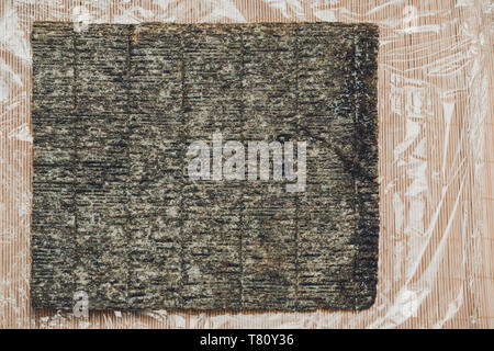 Una foglia di un verde nori della cucina Giapponese per la preparazione di sushi in casa 2019 Foto Stock