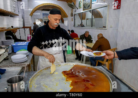 Il più famoso knaffieh (formaggio palestinese pasticceria) shop a Nablus, West Bank, Palestina, Medio Oriente Foto Stock