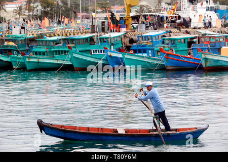 Barche da pesca, un porto Thoi, Vietnam, Indocina, Asia sud-orientale, Asia Foto Stock