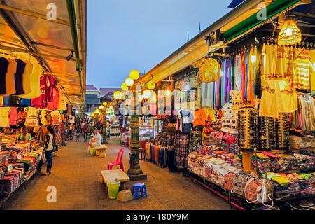 Bancarelle di souvenir turistici nel centro d'Arte del mercato di notte nel centro di questo nord ovest della città turistica, Siem Reap, Cambogia, Indocina, Asia Foto Stock