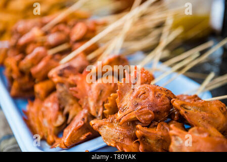 Teste di pollo per la vendita al mercato Ywama, Lago Inle, Stato Shan, Myanmar (Birmania) Foto Stock