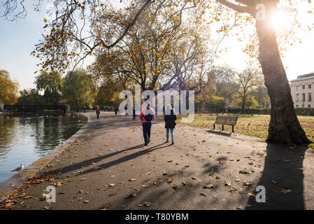 Autunno a Regents Park, uno dei parchi reali di Londra, Inghilterra, Regno Unito, Europa Foto Stock