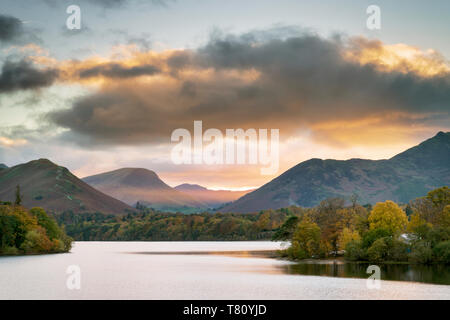 Sunset over Catbells, Derwent Water e il Newlands Valley da Keswick, Parco Nazionale del Distretto dei Laghi, UNESCO, Cumbria, England, Regno Unito Foto Stock