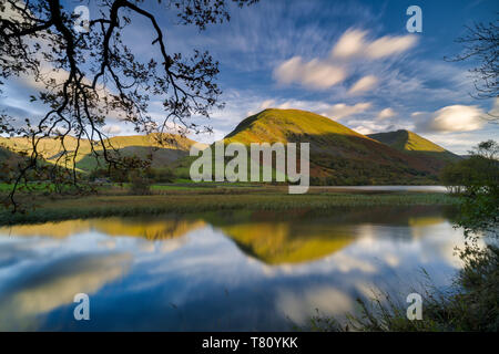 Hartstop Dodd riflessa nei fratelli acqua, Patterdale, Parco Nazionale del Distretto dei Laghi, Sito Patrimonio Mondiale dell'UNESCO, Cumbria, England, Regno Unito Foto Stock